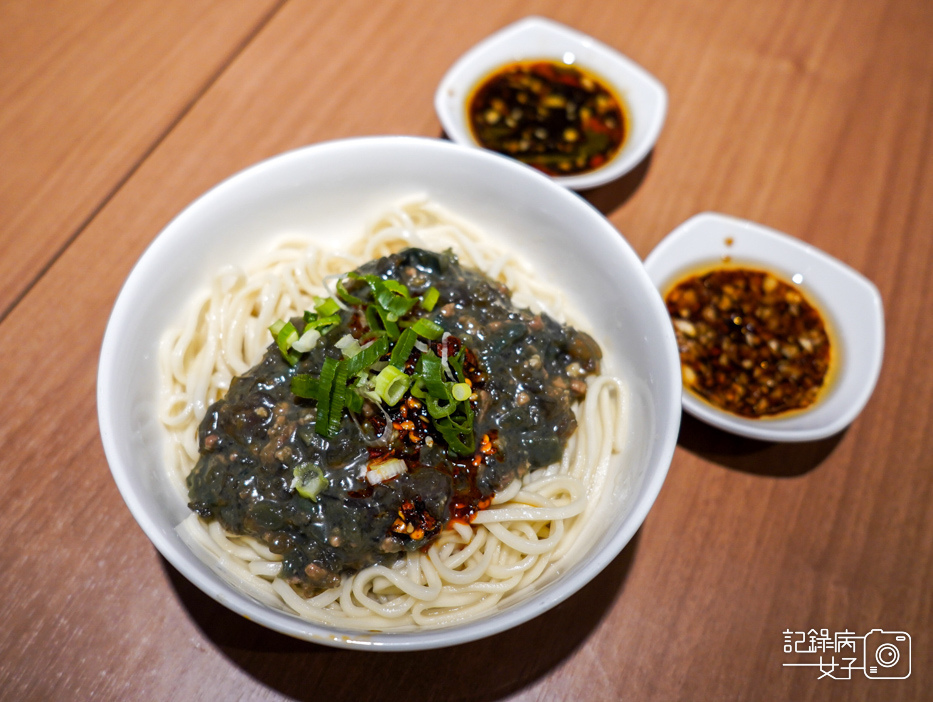 17士林夜市屋伴餃子WOOPAN胡麻蒜餃子招牌鍋貼皮蛋辣拌麵.jpg