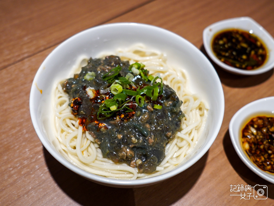 18士林夜市屋伴餃子WOOPAN胡麻蒜餃子招牌鍋貼皮蛋辣拌麵.jpg