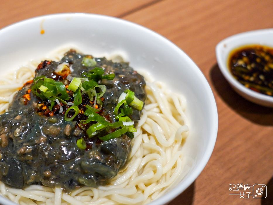 20士林夜市屋伴餃子WOOPAN胡麻蒜餃子招牌鍋貼皮蛋辣拌麵.jpg