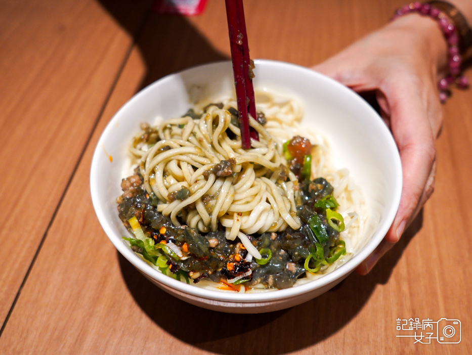 21士林夜市屋伴餃子WOOPAN胡麻蒜餃子招牌鍋貼皮蛋辣拌麵.jpg