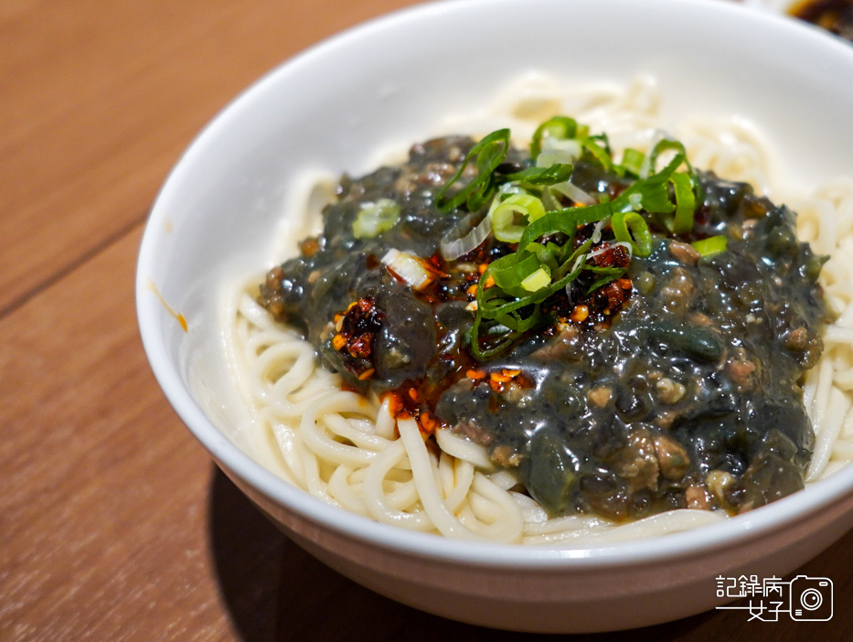 19士林夜市屋伴餃子WOOPAN胡麻蒜餃子招牌鍋貼皮蛋辣拌麵.jpg