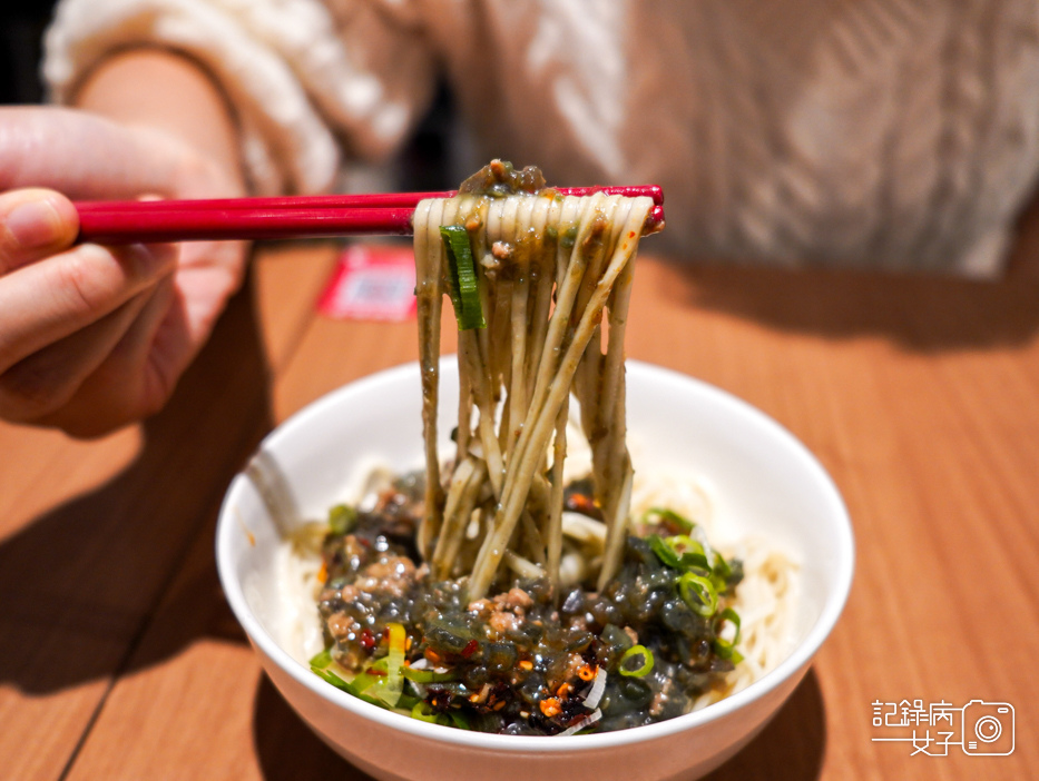 22士林夜市屋伴餃子WOOPAN胡麻蒜餃子招牌鍋貼皮蛋辣拌麵.jpg