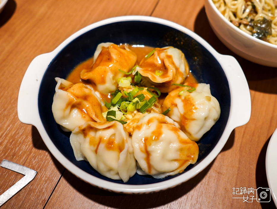 24士林夜市屋伴餃子WOOPAN胡麻蒜餃子招牌鍋貼皮蛋辣拌麵.jpg