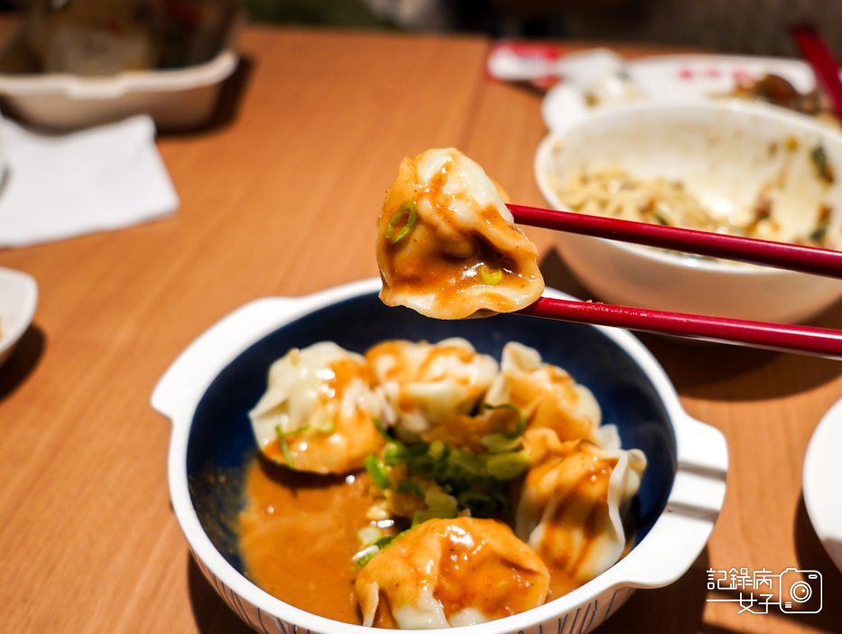 26士林夜市屋伴餃子WOOPAN胡麻蒜餃子招牌鍋貼皮蛋辣拌麵.jpg