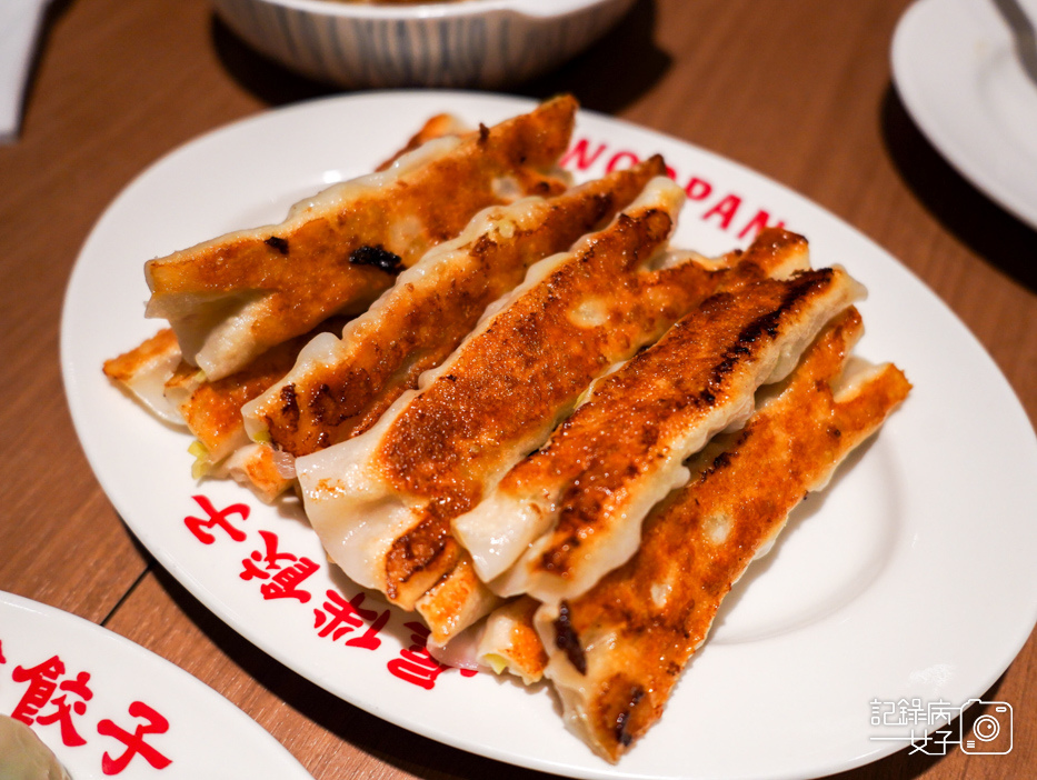 35士林夜市屋伴餃子WOOPAN胡麻蒜餃子招牌鍋貼皮蛋辣拌麵.jpg