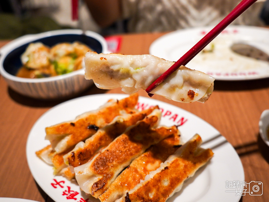 37士林夜市屋伴餃子WOOPAN胡麻蒜餃子招牌鍋貼皮蛋辣拌麵.jpg