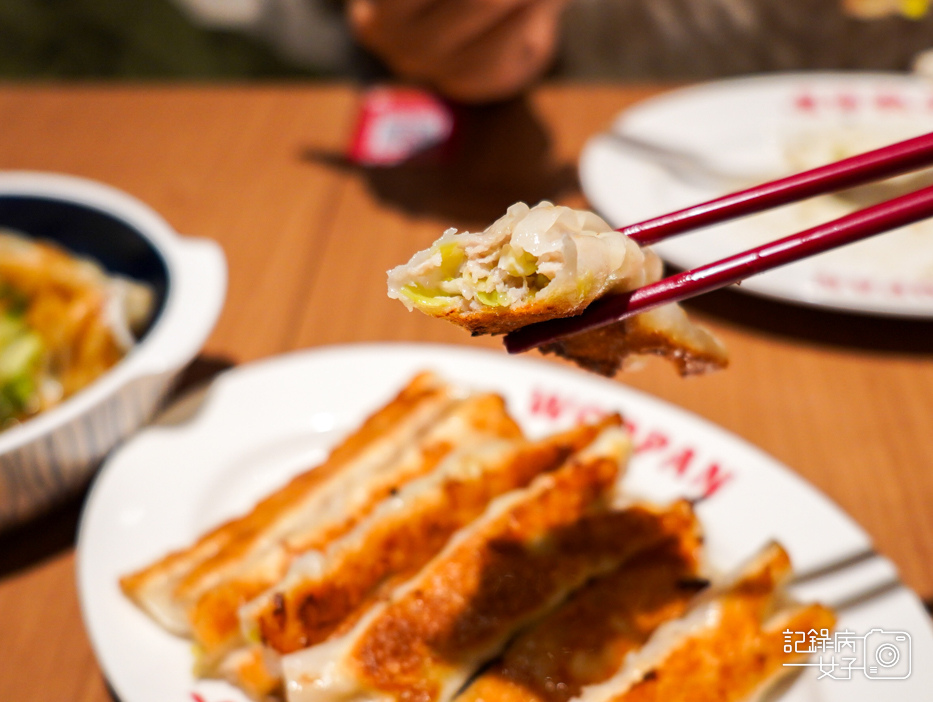 39士林夜市屋伴餃子WOOPAN胡麻蒜餃子招牌鍋貼皮蛋辣拌麵.jpg