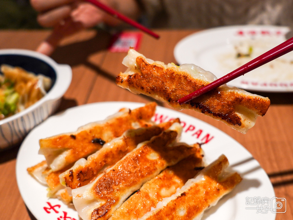 38士林夜市屋伴餃子WOOPAN胡麻蒜餃子招牌鍋貼皮蛋辣拌麵.jpg