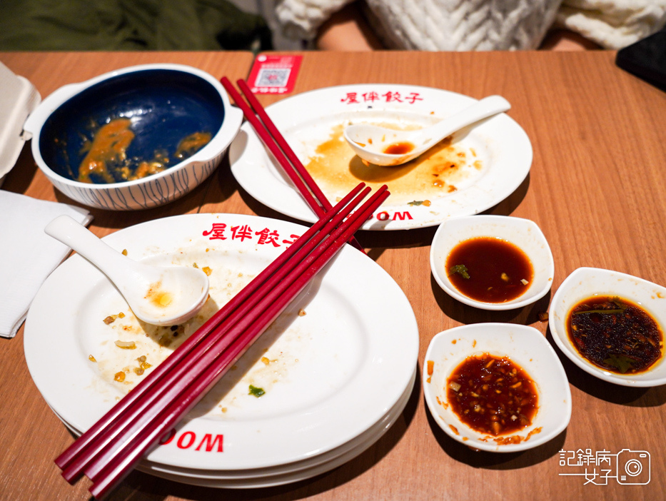 40士林夜市屋伴餃子WOOPAN胡麻蒜餃子招牌鍋貼皮蛋辣拌麵.jpg