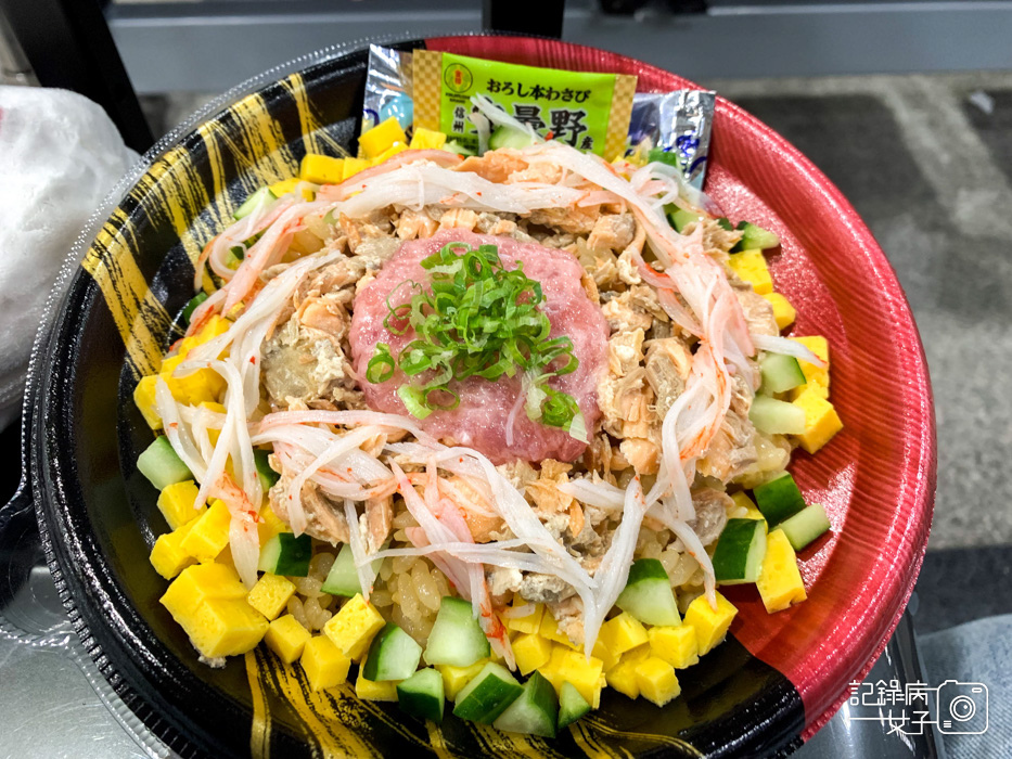 13唐吉軻德唐吉訶德便當開箱鮮選熟鮭鮪魚泥丼飯.jpg