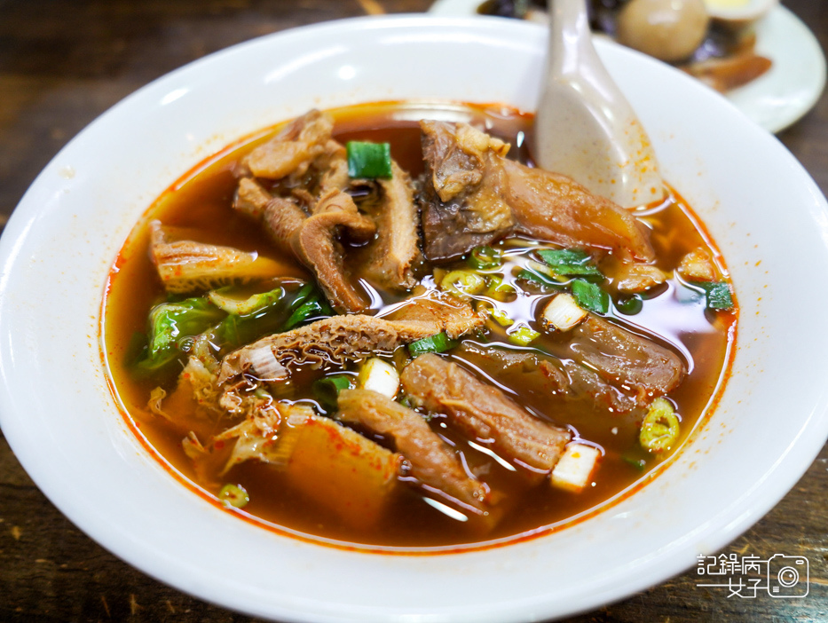 21南港昆陽牛肉麵招牌紅燒牛肉麵半筋半肉牛肚麵牛三寶麵.jpg