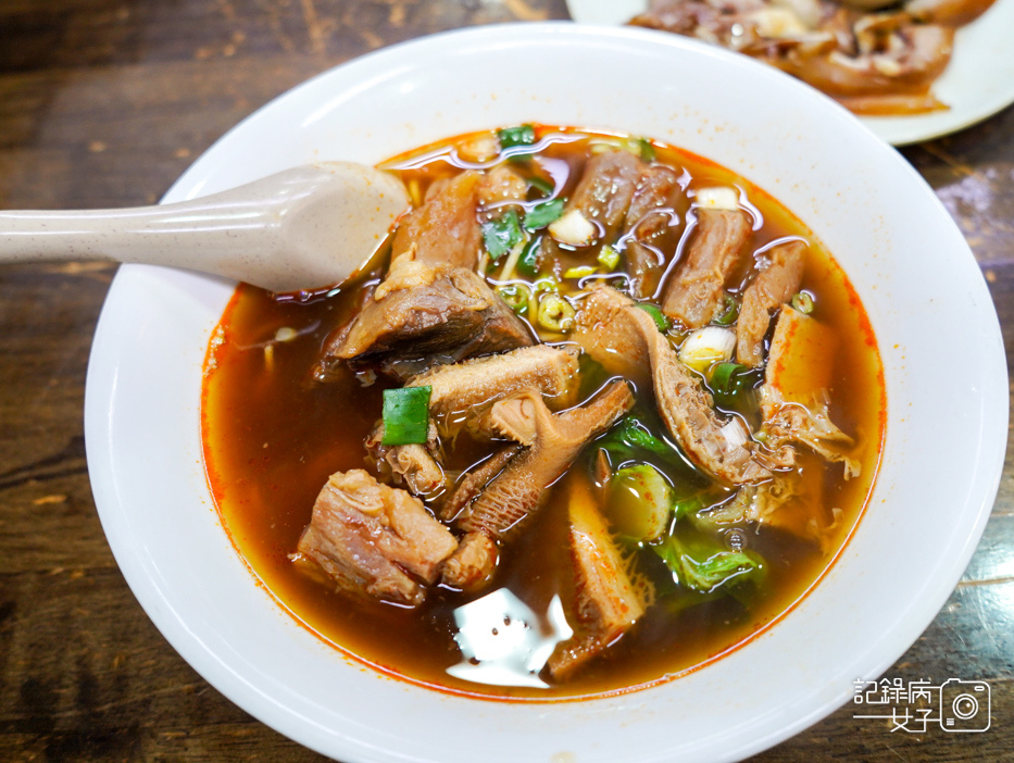 20南港昆陽牛肉麵招牌紅燒牛肉麵半筋半肉牛肚麵牛三寶麵.jpg