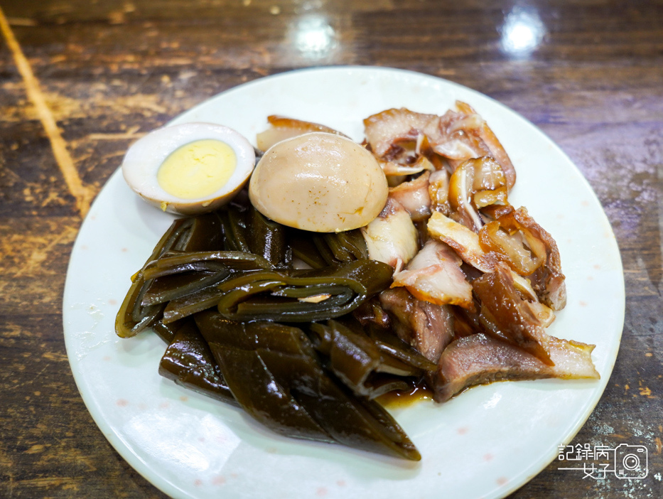 37南港昆陽牛肉麵招牌紅燒牛肉麵半筋半肉牛肚麵牛三寶麵.jpg