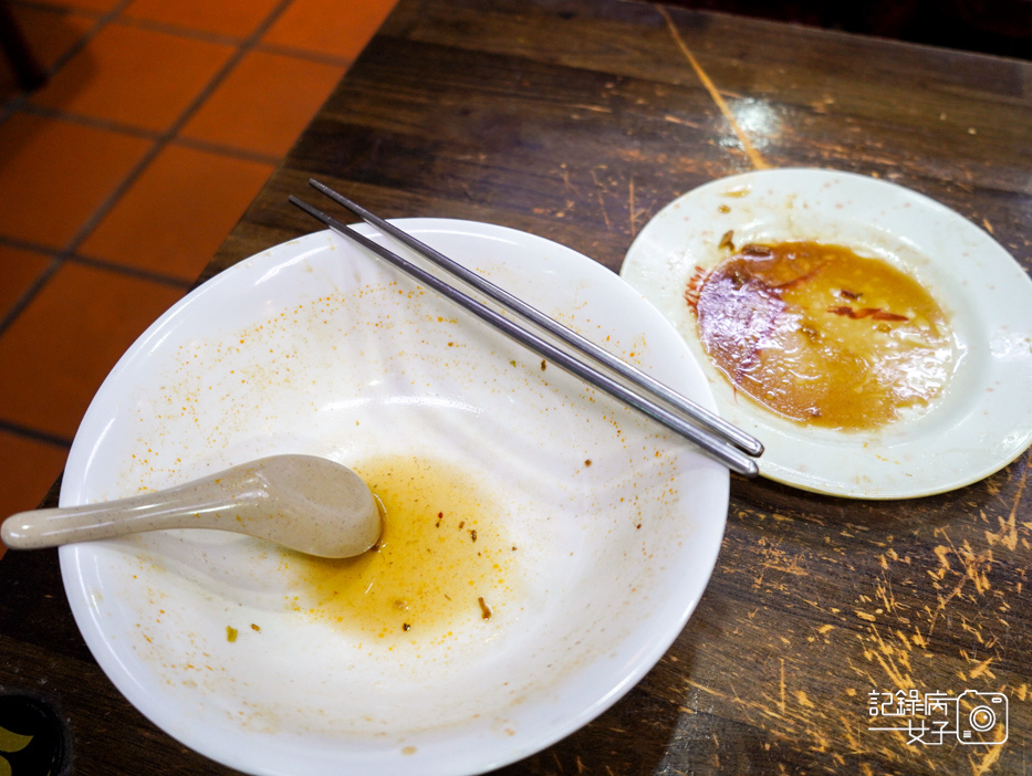 42南港昆陽牛肉麵招牌紅燒牛肉麵半筋半肉牛肚麵牛三寶麵.jpg