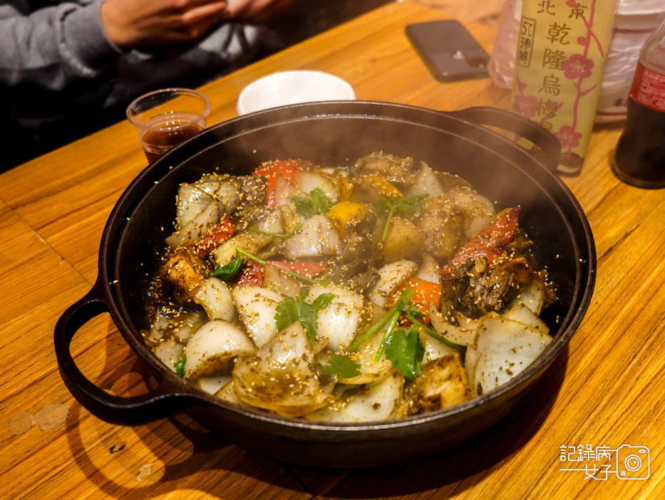 16青丹扎西南港新疆青藏美食糌粑酥油茶羊排炕鍋海鮮坑鍋烤羊肋排.jpg