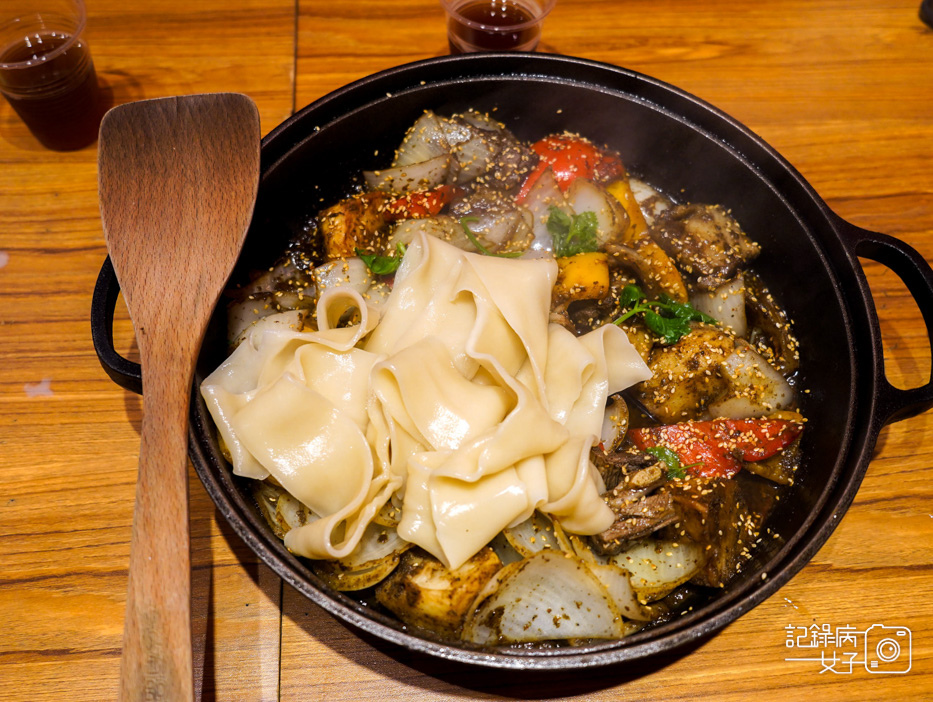 17青丹扎西南港新疆青藏美食糌粑酥油茶羊排炕鍋海鮮坑鍋烤羊肋排.jpg