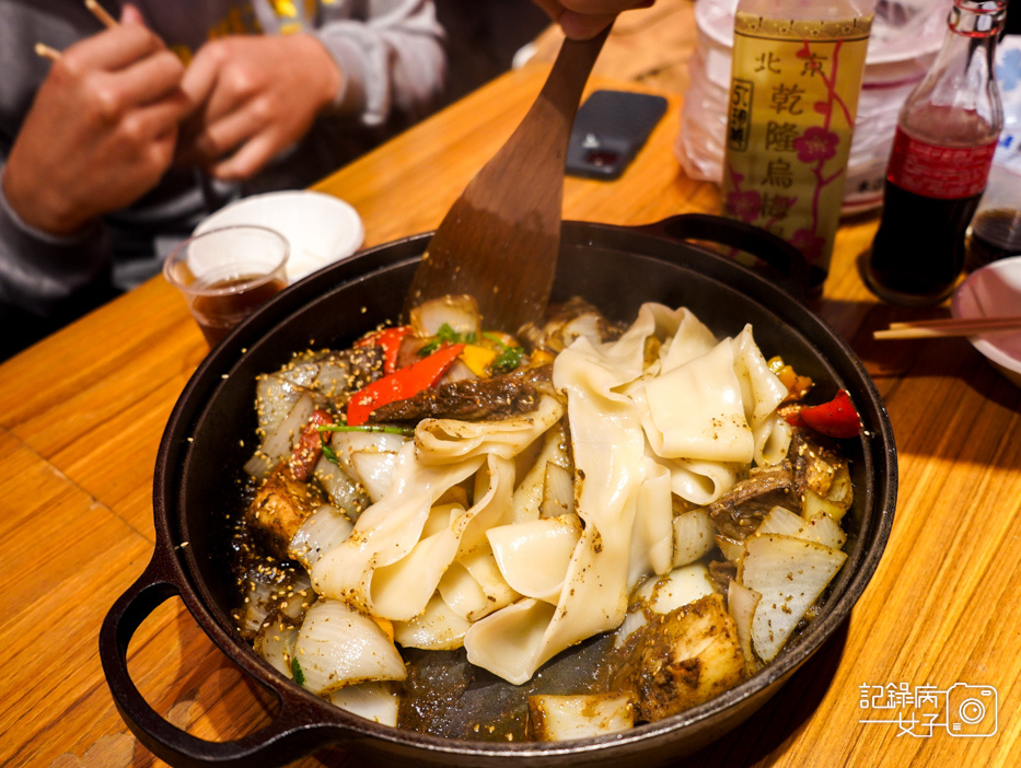 21青丹扎西南港新疆青藏美食褲帶青稞麵羊排炕鍋海鮮坑鍋烤羊肋排.jpg