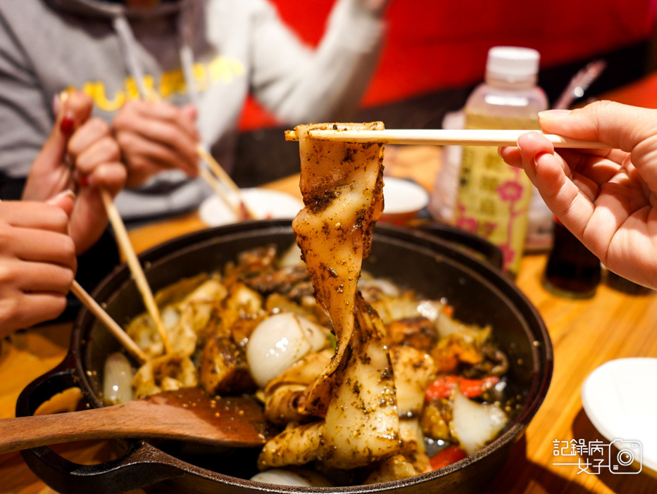 24青丹扎西南港新疆青藏美食褲帶青稞麵羊排炕鍋海鮮坑鍋烤羊肋排.jpg