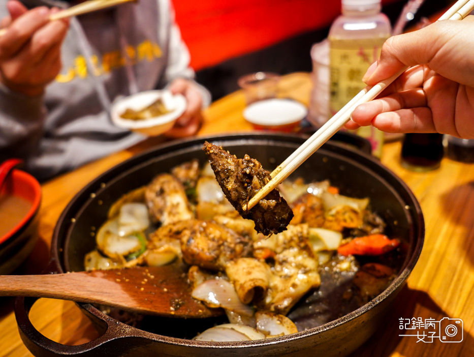 26青丹扎西南港新疆青藏美食糌粑酥油茶羊排炕鍋海鮮坑鍋烤羊肋排.jpg