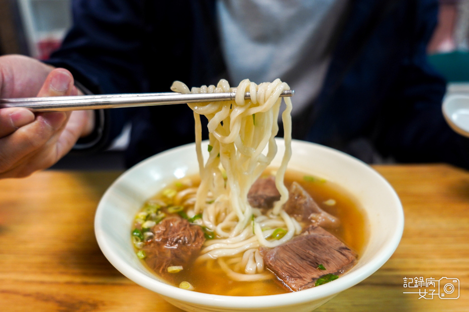 24士林天母老地方牛肉麵高麗菜豬肉水餃紅燒牛肉麵.jpg