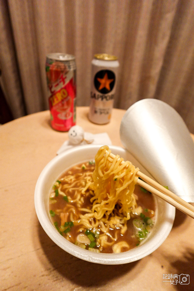 30日本LAWSON超商開箱ススギャメンヤゼ ットンニボシラーメン豚骨拉麵泡麵.jpg