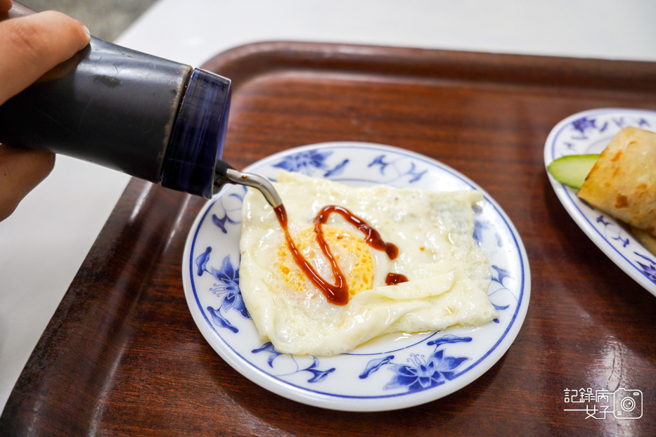 22內湖來來豆漿24小時豆漿店牛肉捲餅荷包蛋.jpg