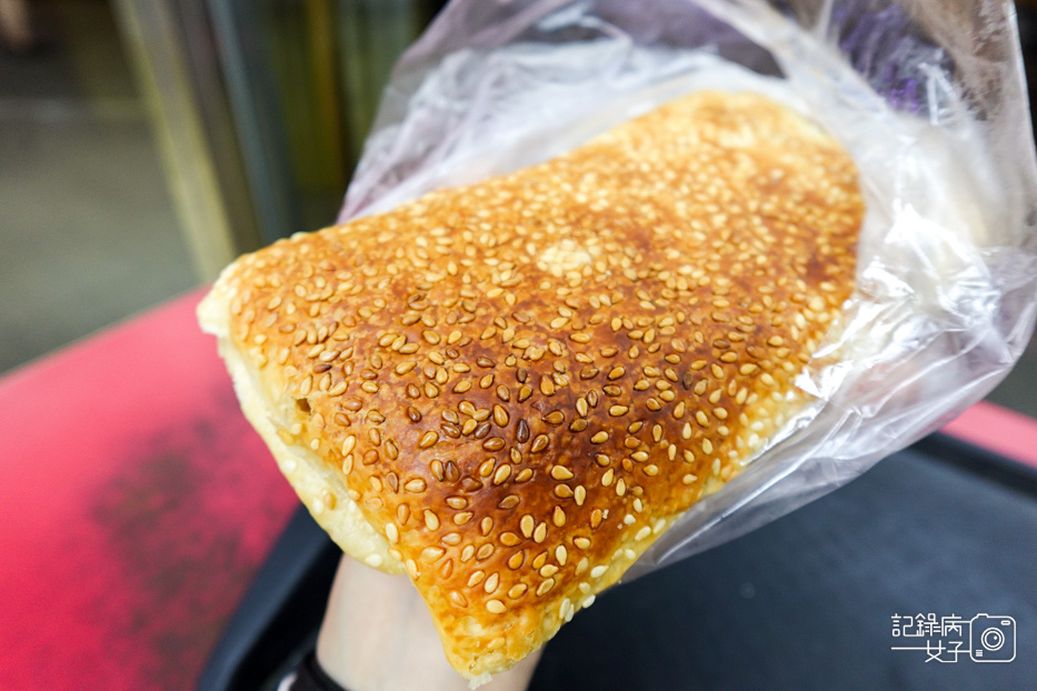 8永春捷運站天橋下豆江之家江記豆漿燒餅培根蛋.jpg