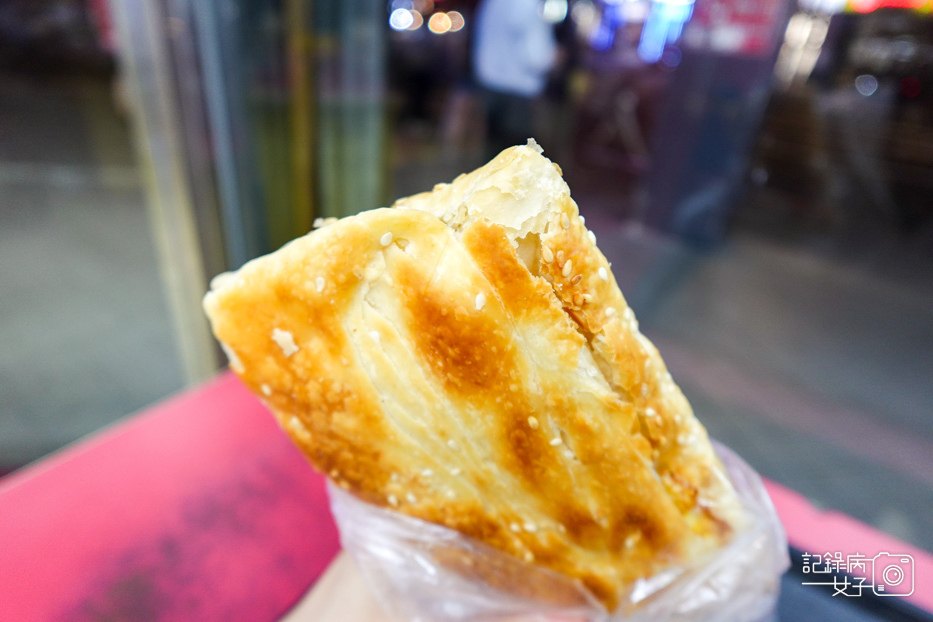 9永春捷運站天橋下豆江之家江記豆漿燒餅培根蛋.jpg