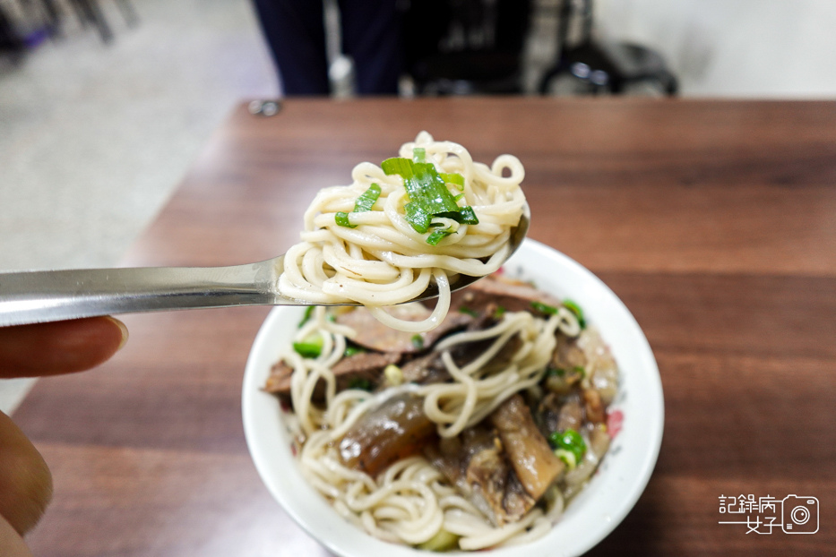 23台北信義林家牛肉麵中藥牛肉湯牛油藥燉半筋半肉麵.jpg