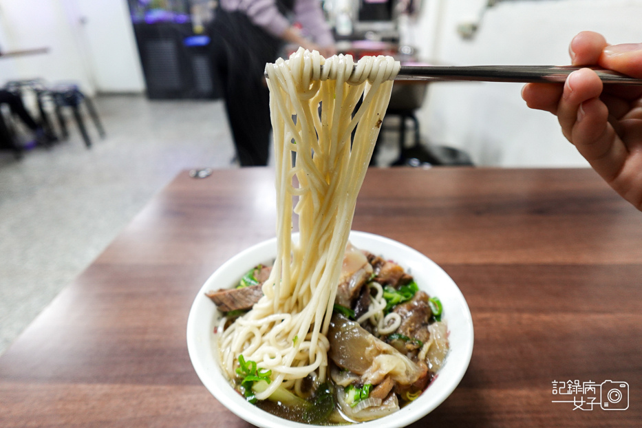 22台北信義林家牛肉麵中藥牛肉湯牛油藥燉半筋半肉麵.jpg