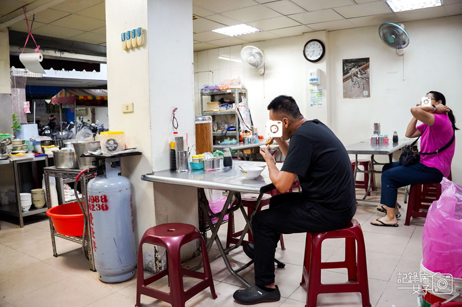 6台南美食大勇街無名鹹粥阿堂鹹粥綜合魚肚粥.jpg