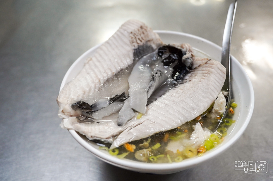 12台南美食大勇街無名鹹粥阿堂鹹粥綜合魚肚粥.jpg