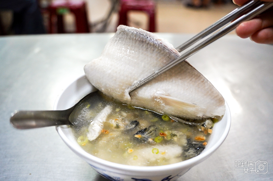 14台南美食大勇街無名鹹粥阿堂鹹粥綜合魚肚粥.jpg