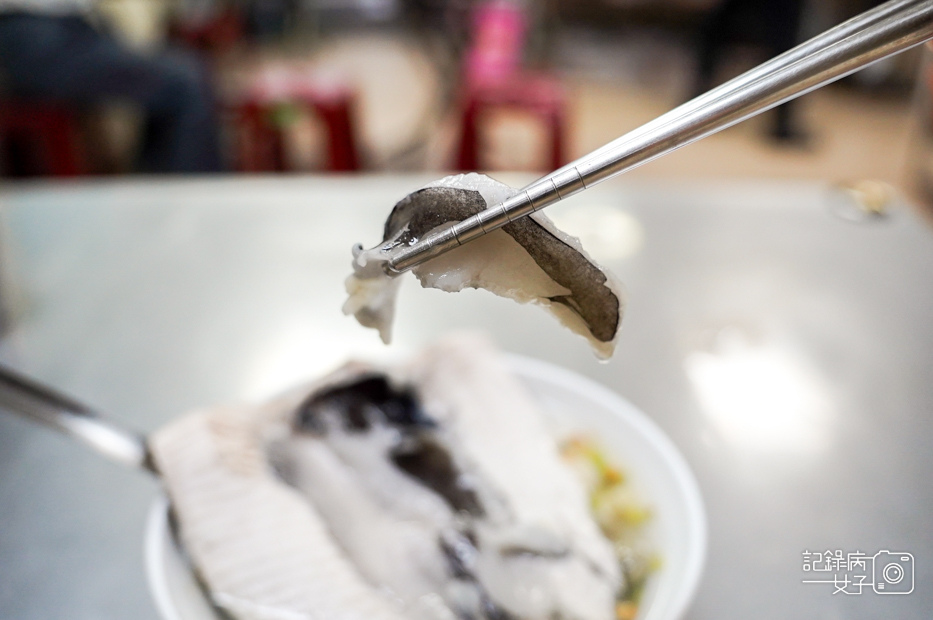 15台南美食大勇街無名鹹粥阿堂鹹粥綜合魚肚粥.jpg
