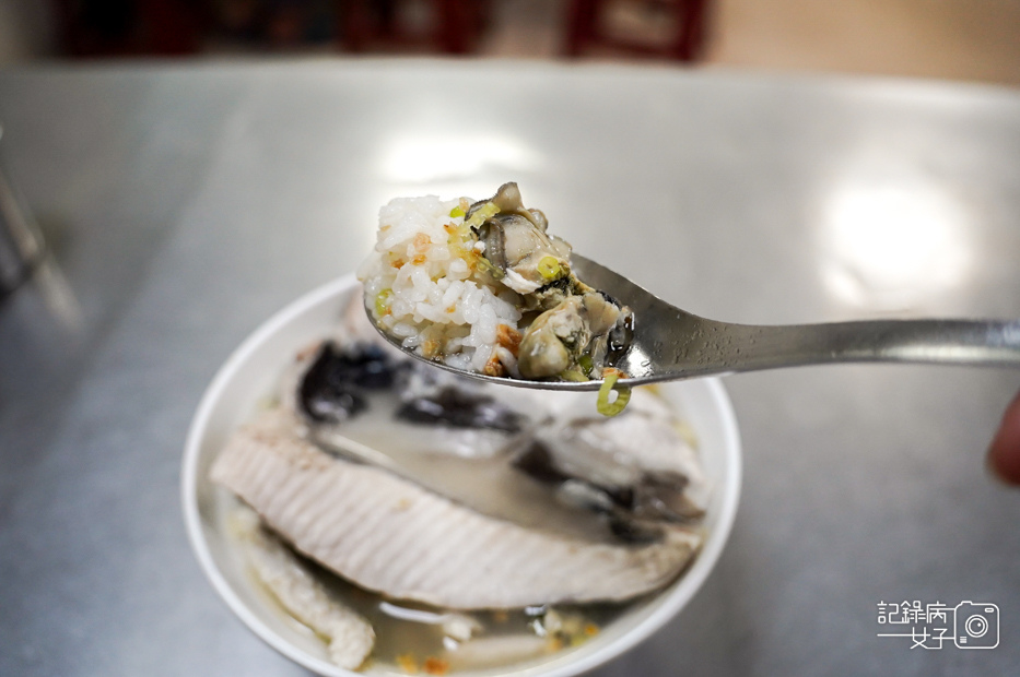 19台南美食大勇街無名鹹粥阿堂鹹粥綜合魚肚粥.jpg