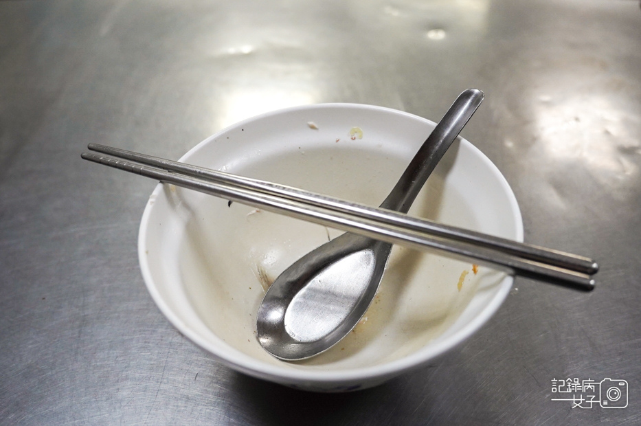 20台南美食大勇街無名鹹粥阿堂鹹粥綜合魚肚粥.jpg