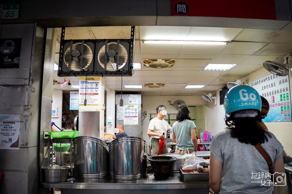 21台南美食大勇街無名鹹粥阿堂鹹粥綜合魚肚粥.jpg