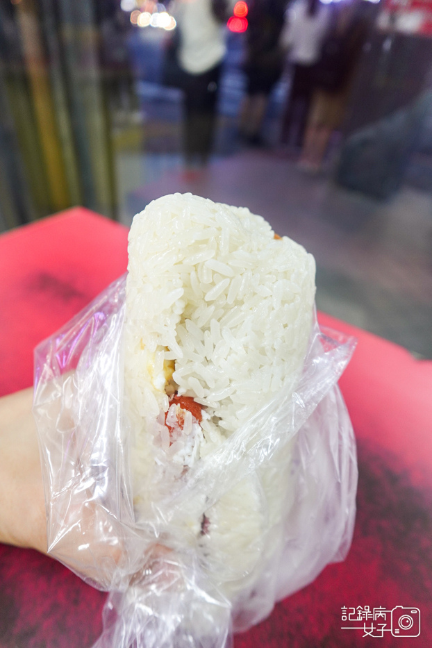 69永春捷運站天橋下豆江之家江記豆漿招牌飯糰.jpg