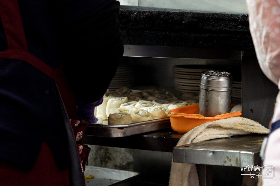 7基隆美食中正區50年老店周家蔥油餅加蛋.jpg