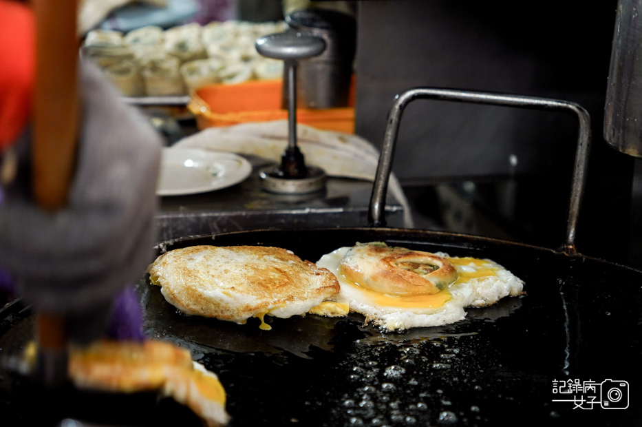 12基隆美食中正區50年老店周家蔥油餅加蛋.jpg