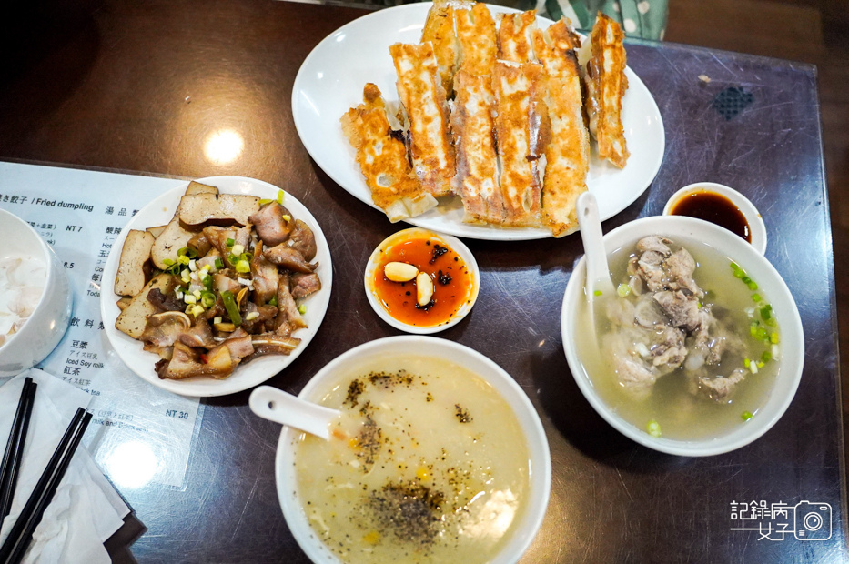16台北士林及品鍋貼水餃專賣店極品鍋貼牛肉鍋貼高麗菜水餃.jpg
