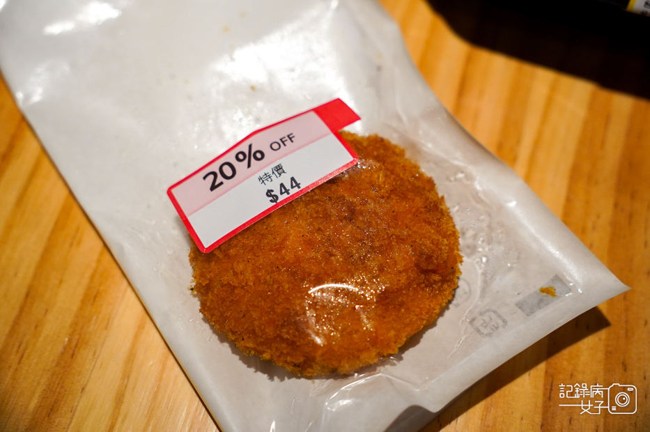 14南港DONKI唐吉訶德美食開箱起司可樂餅.jpg