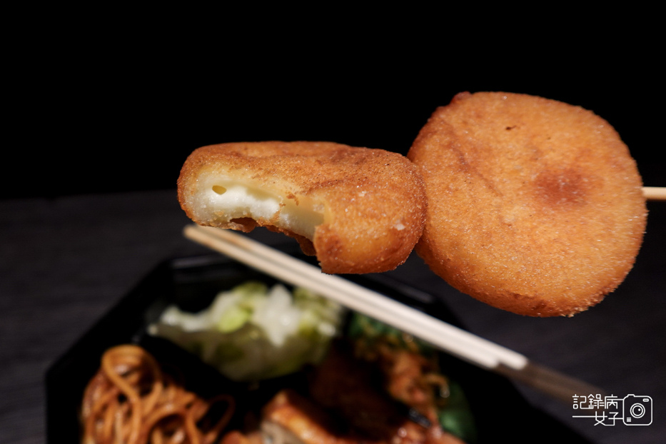 36南港DONKI唐吉訶德美食開箱北海道起司風味馬鈴薯餅.jpg