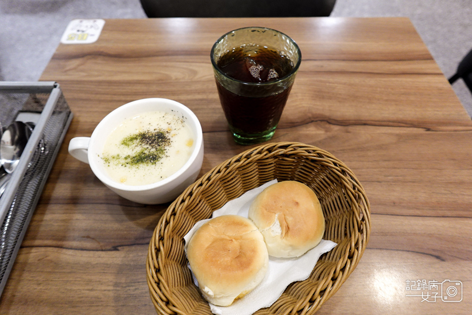 13台北松山饒河夜市小義城義大利麵大蒜餐包玉米濃湯.jpg