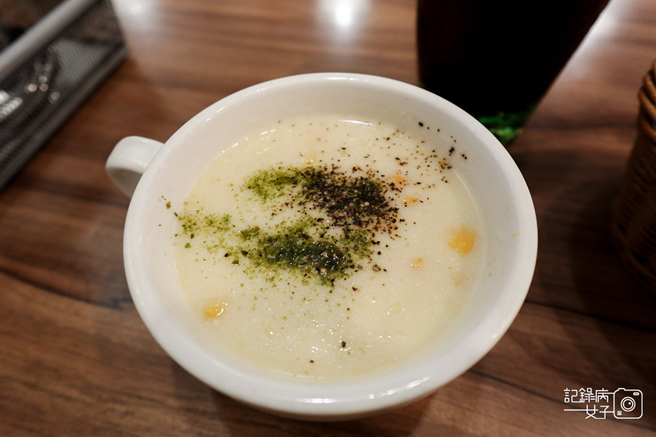 16台北松山饒河夜市小義城義大利麵大蒜餐包玉米濃湯.jpg