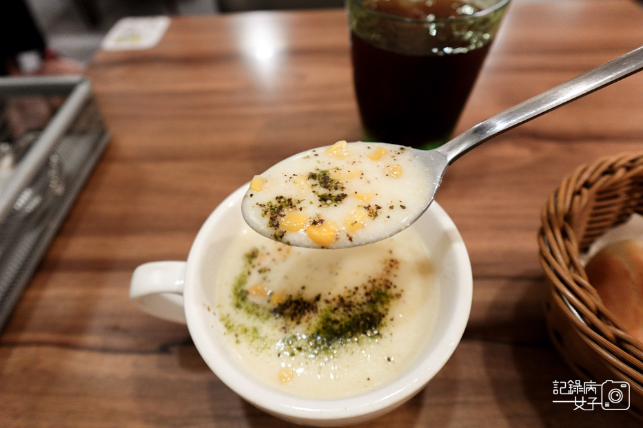 17台北松山饒河夜市小義城義大利麵大蒜餐包玉米濃湯.jpg