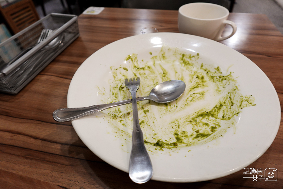 27台北松山饒河夜市小義城義大利麵青醬義大利麵大蒜餐包.jpg