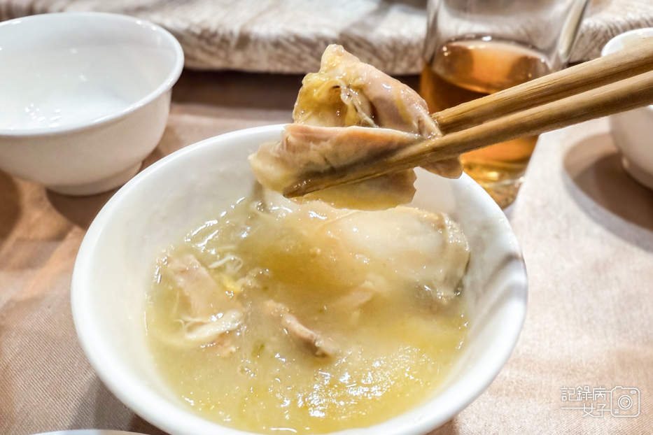 45台北米其林明福台菜海產招牌推薦預定濃稠鮑魚糯米雞湯.jpg