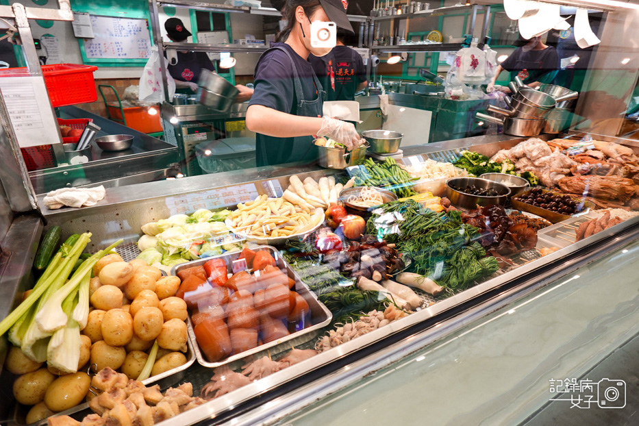 15台北通化夜市美食紅花麻辣鹽水雞創始總店鹽水雞腿煙燻雞胸黃金半熟蛋.jpg