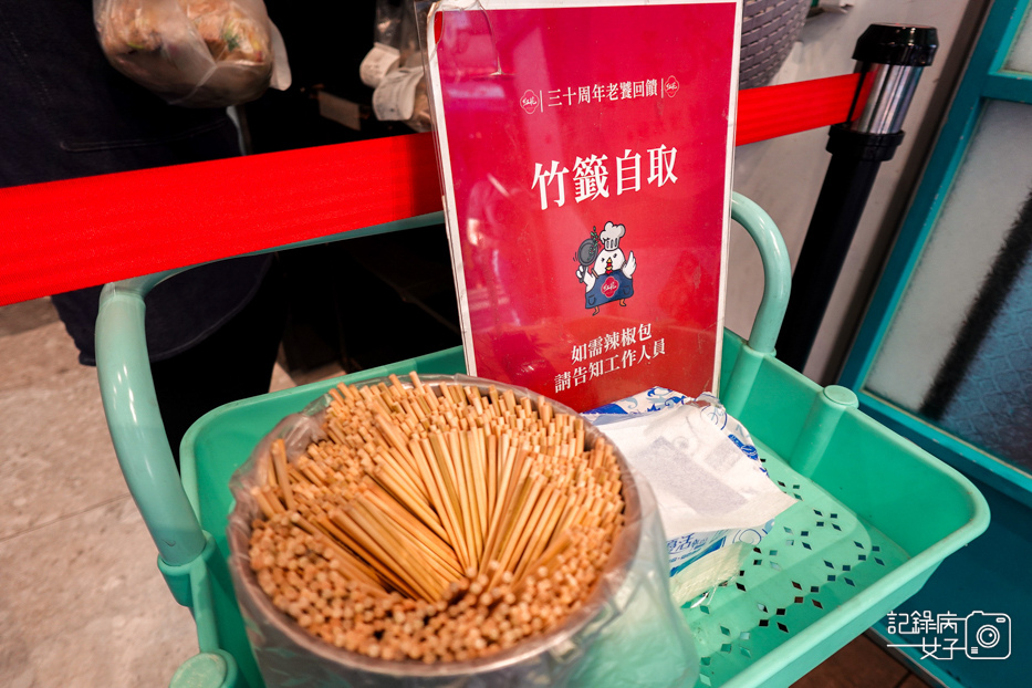23台北通化夜市美食紅花麻辣鹽水雞創始總店鹽水雞腿煙燻雞胸黃金半熟蛋.jpg